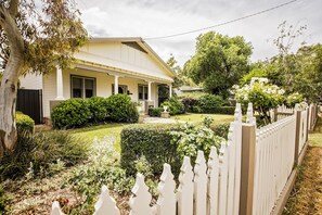 Property grounds - 4BR * 2 BA * Sleeps 10 * Pool * Close to Town & Boat Ramp (Echuca)