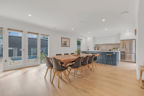 Dining - 4BR * 2 BA * Sleeps 10 * Pool * Close to Town & Boat Ramp (Echuca)