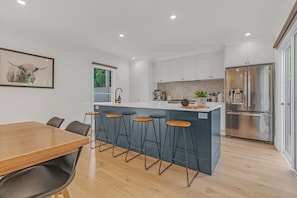 Fridge, microwave, oven, stovetop - 4BR * 2 BA * Sleeps 10 * Pool * Close to Town & Boat Ramp (Echuca)