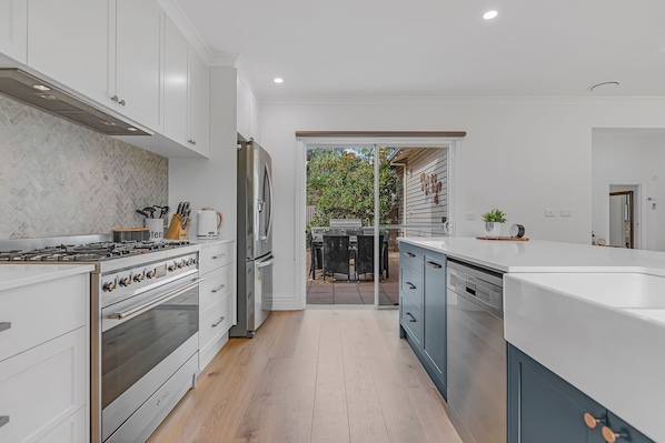 Fridge, microwave, oven, stovetop - 4BR * 2 BA * Sleeps 10 * Pool * Close to Town & Boat Ramp (Echuca)