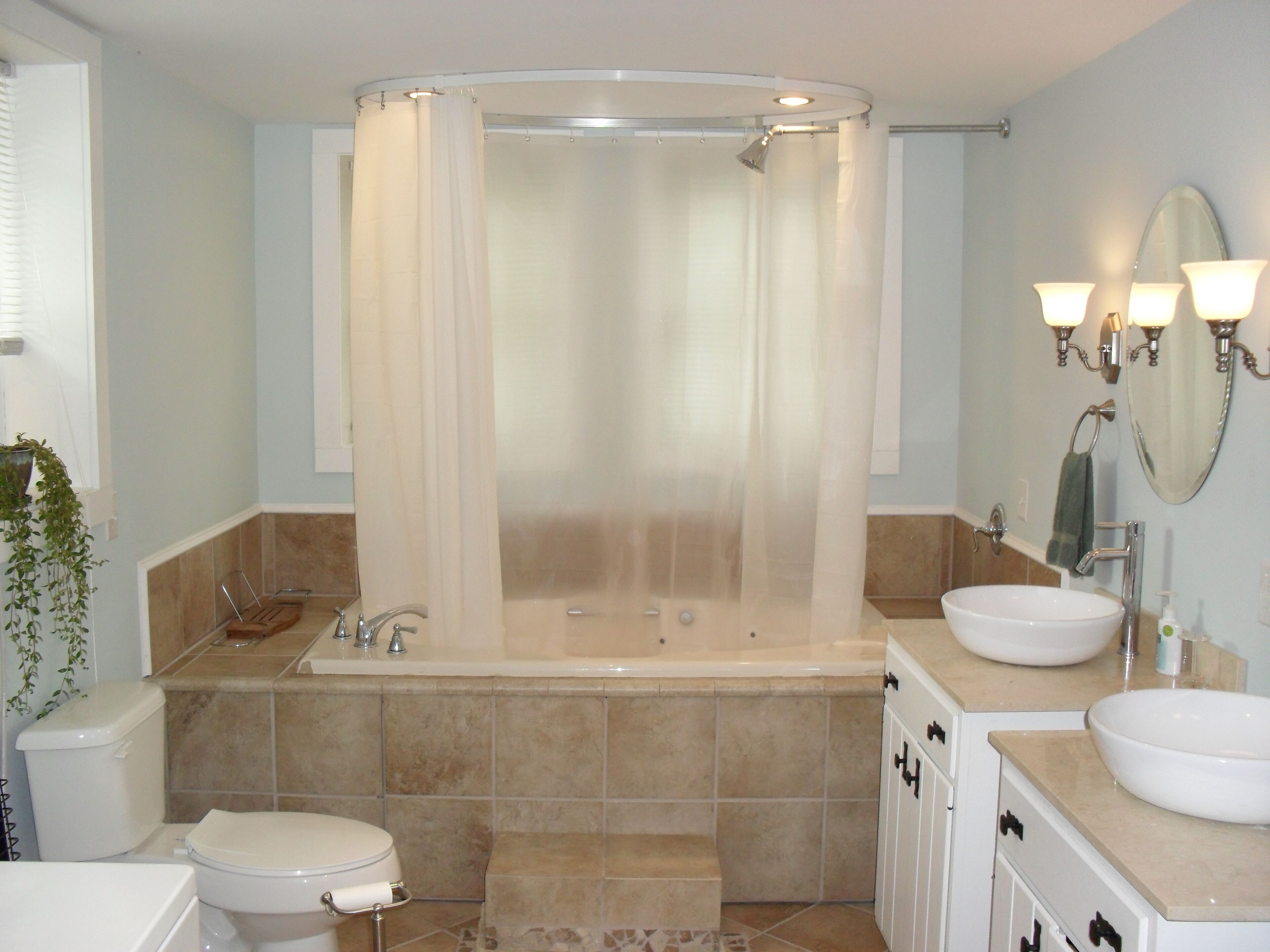 Combined shower/tub, hair dryer, towels