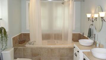 Combined shower/tub, hair dryer, towels