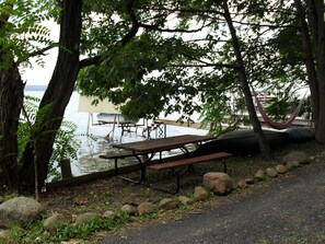Outdoor dining - Cozy Cottage with 45' Lake Frontage and Kayaks (Lodi)