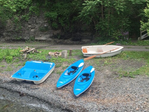 Viihtyisä mökki porealtaalla, 4 kajakkia, ja PeddleBoat