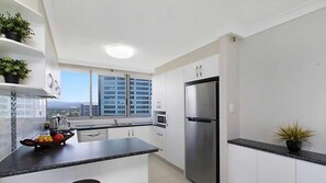 Frigorífico, microondas, horno y placa de cocina