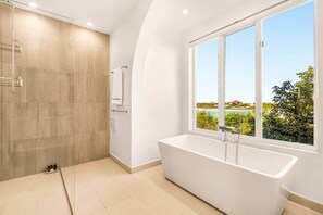 Combined shower/tub, hair dryer, towels, soap - Villa Sublime (Providenciales)