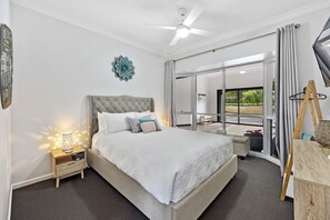 5 quartos, escrivaninha, ferros/tábuas de passar roupa, berço de viagem