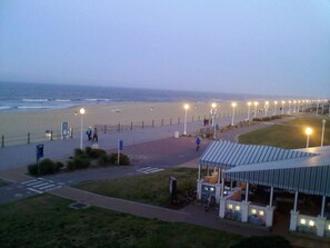 Una spiaggia nelle vicinanze, lettini da mare