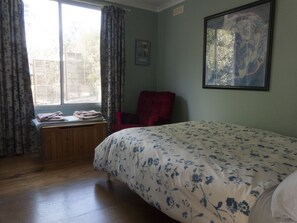 2 soverom, strykejern/-brett og sengetøy