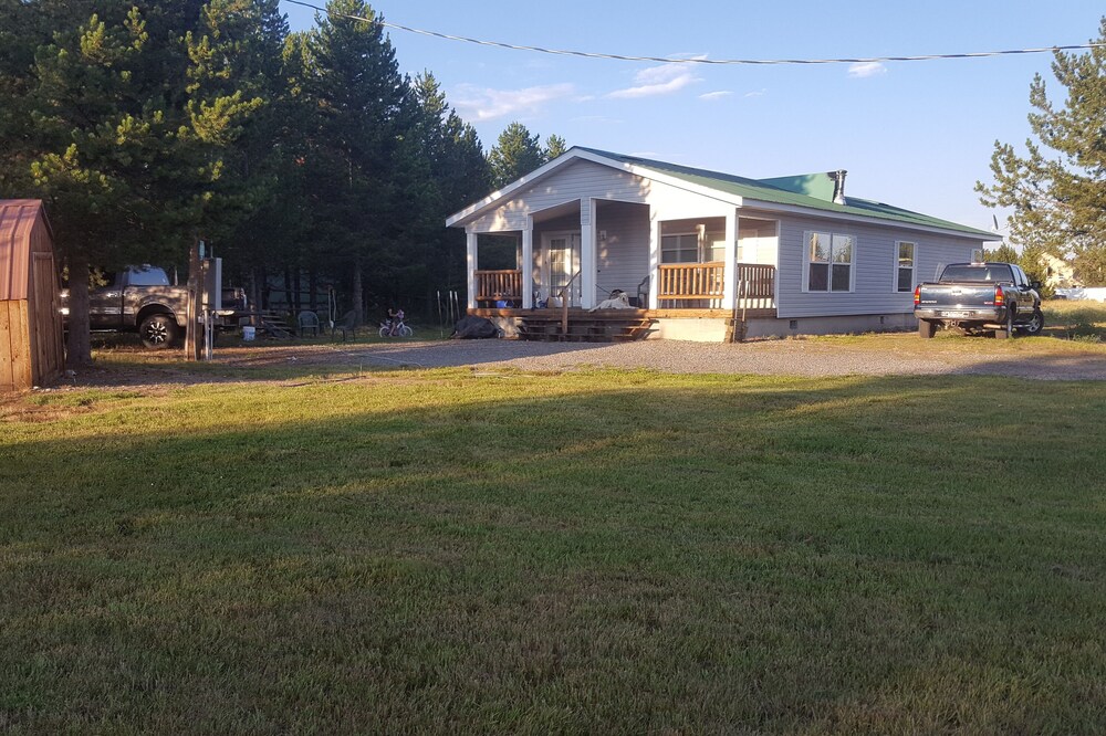 Very ample & cozy rental in beautiful Island Park! Fisherman & family friendly!