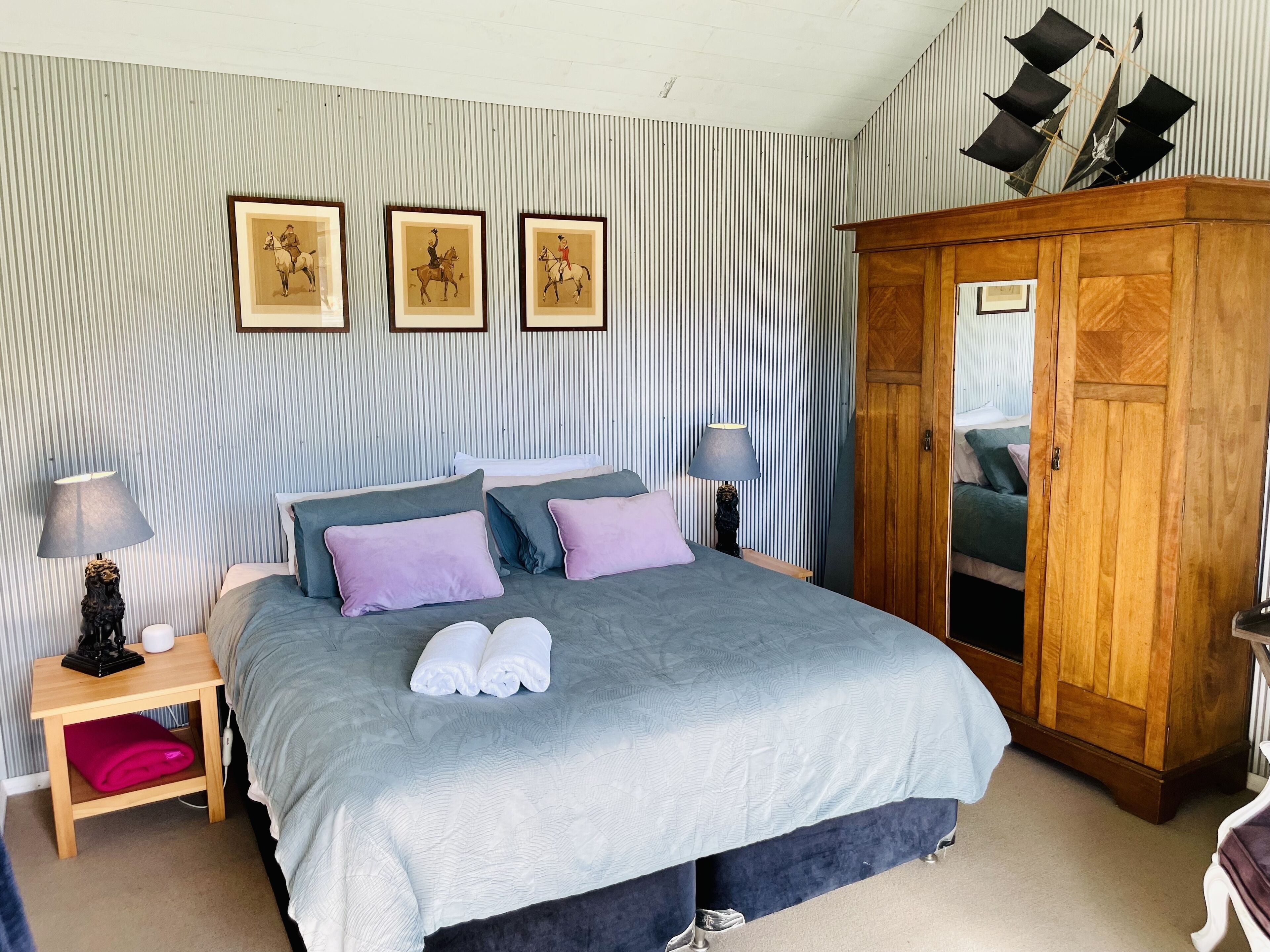 4 bedrooms, iron/ironing board, WiFi, bed sheets