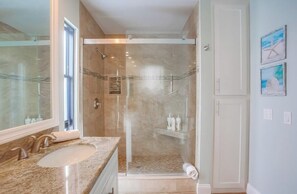 Combined shower/bathtub, hair dryer, towels, soap - Renovated Bayfront condo-balcony, parking, bikes (San Diego)