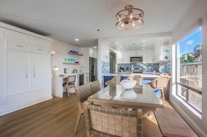 Dining - Renovated Bayfront condo-balcony, parking, bikes (San Diego)