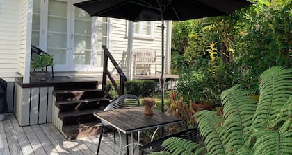 Delightful elevated sunny S/C Studio