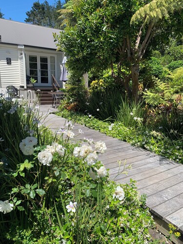 Delightful elevated sunny S/C Studio