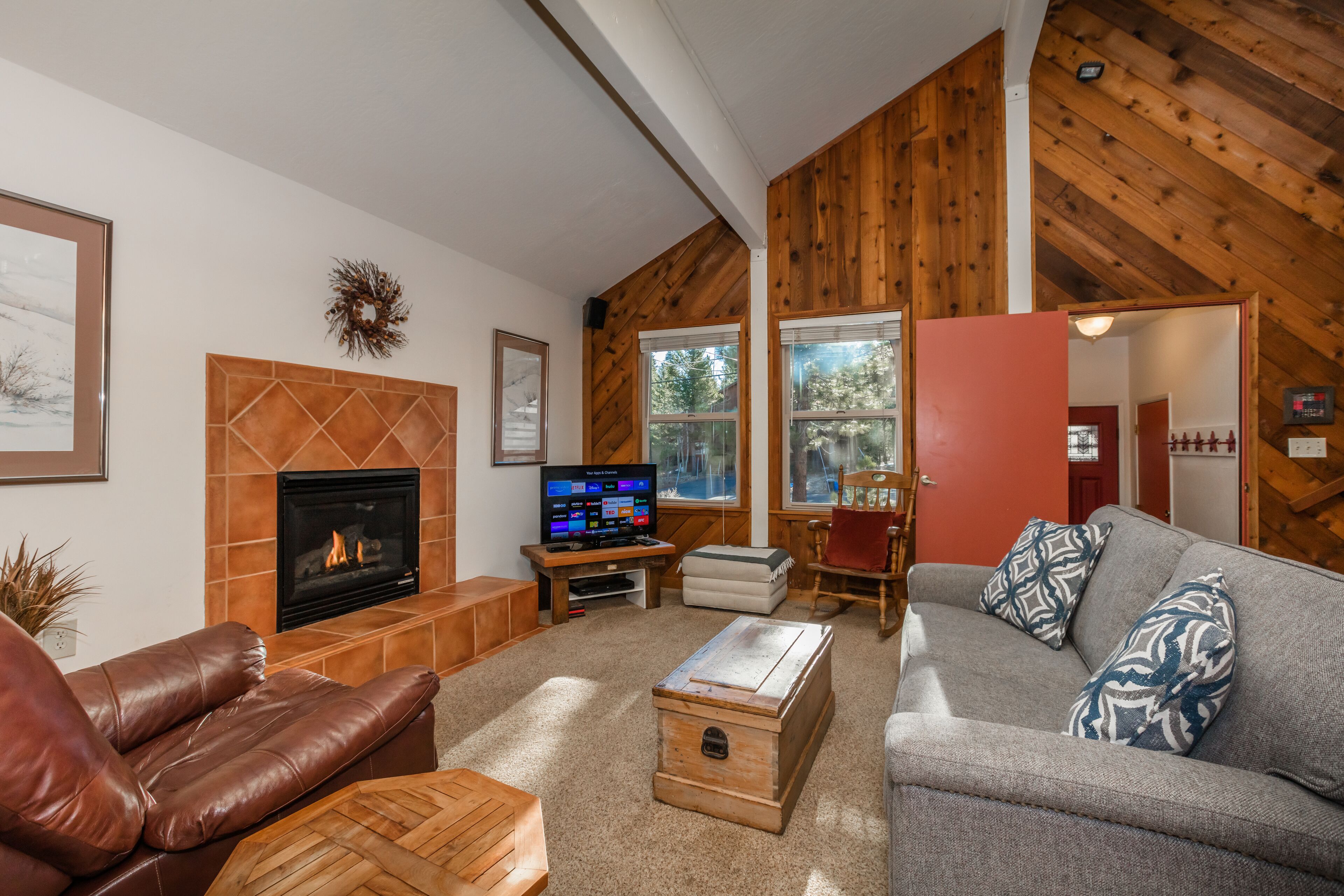 Donner Slalom_Walk To Ski Hill, Shuffleboard, Smart TV & Cable, BBQ & HOA Amenity (Gym/HotTub/Sauna)