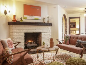 Een televisie, een open haard en tafelvoetbal