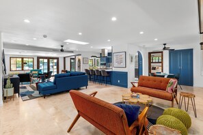 TV, fireplace, table football - The Clever Cactus – Private Palm Springs Escape (Palm Springs)