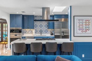 Fridge, microwave, oven, stovetop - The Clever Cactus – Private Palm Springs Escape (Palm Springs)