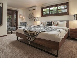 3 slaapkamers, een strijkplank/strijkijzer, wifi, beddengoed