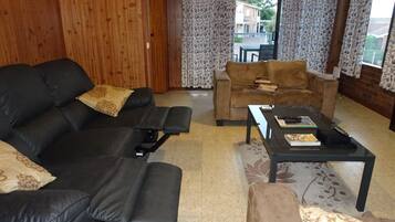 Smart TV, DVD player, livros, biblioteca musical