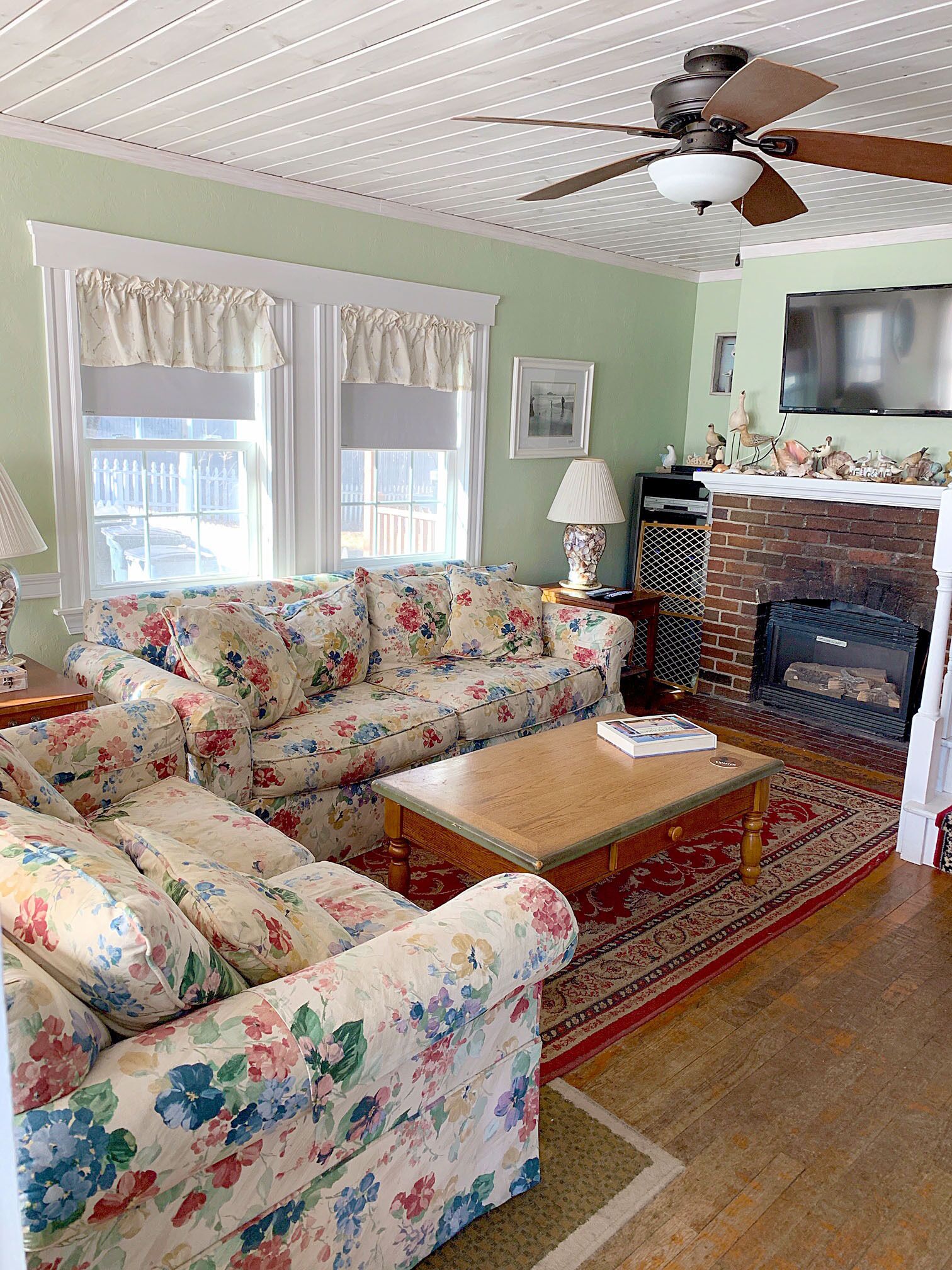 8 bedroom house available. Sleeps 16+!