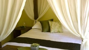 Room - Buddha Rose in Hepburn Springs is on 3 acres giving you privacy in bush setting (Hepburn Springs)