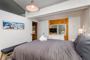 2 bedrooms, iron/ironing board, travel cot, free WiFi - Lily Pad_Modern w/ AC! + Games, Smart TV's & HOA Amenities (Gym/HotTub/Sauna/Pool) (Truckee)