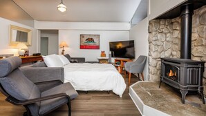 2 bedrooms, iron/ironing board, travel crib, WiFi (free) - Lily Pad_Modern w/ AC! + Games, Smart TV's & HOA Amenities (Gym/HotTub/Sauna/Pool) (Truckee)