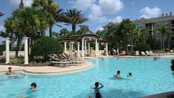 Utendørsbasseng og et oppvarmet basseng