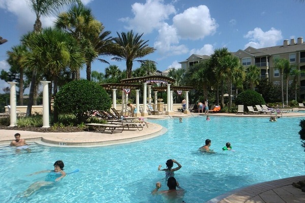 Een buitenzwembad, een verwarmd zwembad