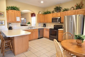 Fridge, microwave, oven, stovetop - Newly Updated, 6BR Villa, South Facing Pool, Free water park (Kissimmee)