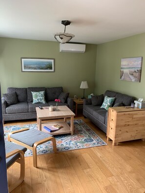 Smart TV - Enjoy our cozy, newly furnished, cottage near newport's beaches and restaurants! (Middletown)