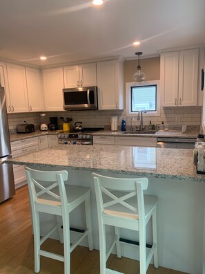 Fridge, microwave, oven, stovetop - Enjoy our cozy, newly furnished, cottage near newport's beaches and restaurants! (Middletown)