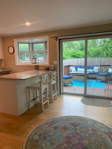 Enjoy our cozy, newly furnished, cottage near newport's beaches and restaurants!