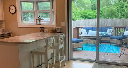 Enjoy our cozy, newly furnished, cottage near newport's beaches and restaurants!