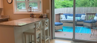 Enjoy our cozy, newly furnished, cottage near newport's beaches and restaurants!