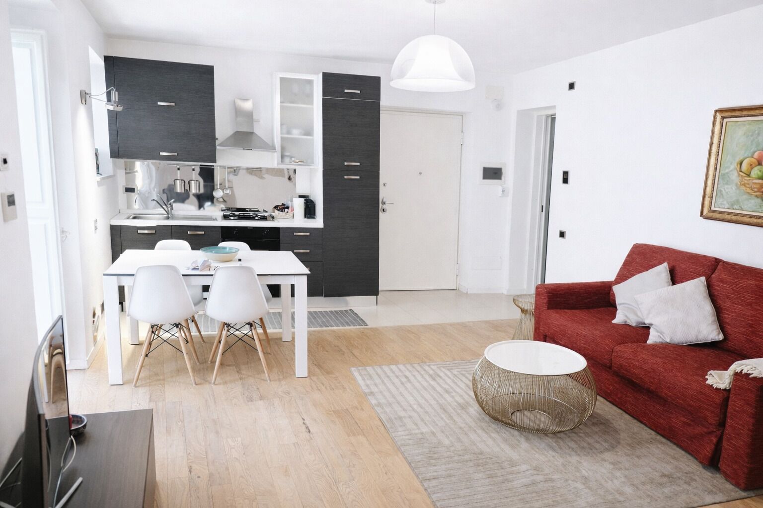 Un apartamento moderno con cocina, comedor y sala de estar.