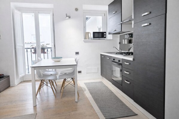 Réfrigérateur, four à micro-ondes, un four, surface de cuisson