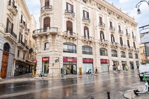 Un edificio histórico con varios pisos, ventanas amplias y balcones.