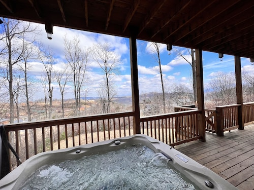 Luxury 4 Bedrooms ♦ Privacy ♦ Amazing Views ♦ Theater ♦ Firepit ♦ Arcade