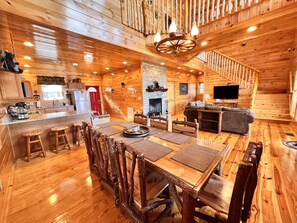 Dining - Luxury 4 Bedrooms  ♦ Privacy ♦ Amazing Views ♦ Firepit ♦ Arcade ♦ Theater (Gatlinburg)