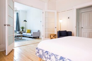 3 chambres, bureau, fer et planche à repasser, lit de bébé portatif