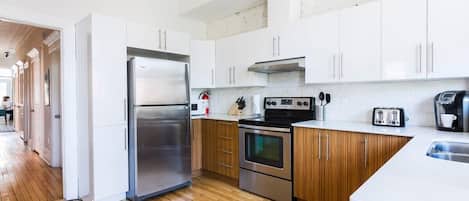 Refrigerador, microondas, horno y parrilla de estufa