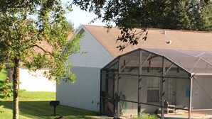 A house with a large screened porch and a swimming pool. - Beautiful 4 Bed/3 Bath Villa + Disney&Golf + Large South-Facing private Pool/Spa (Clermont)