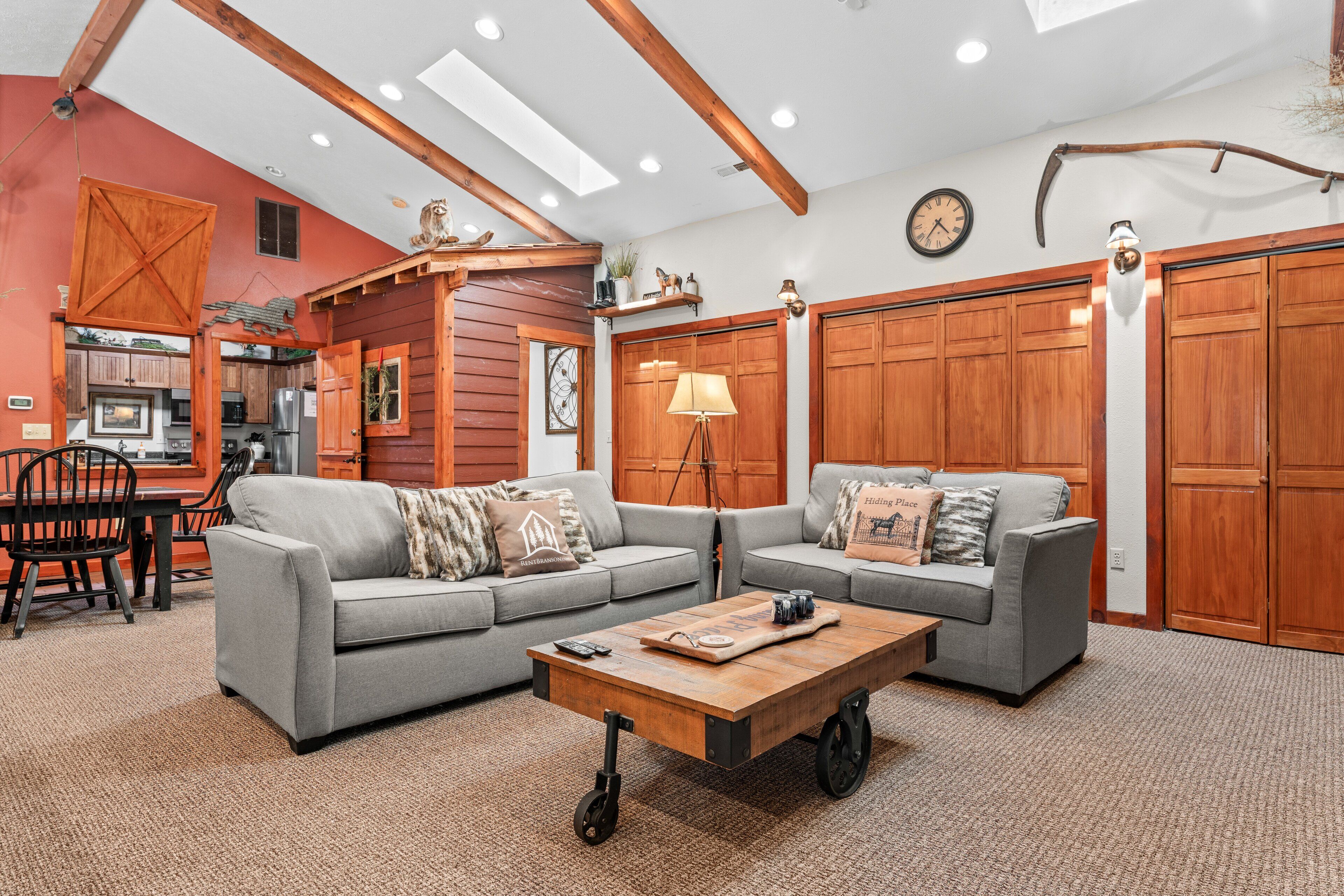 Una televisión, una chimenea, un reproductor de DVD