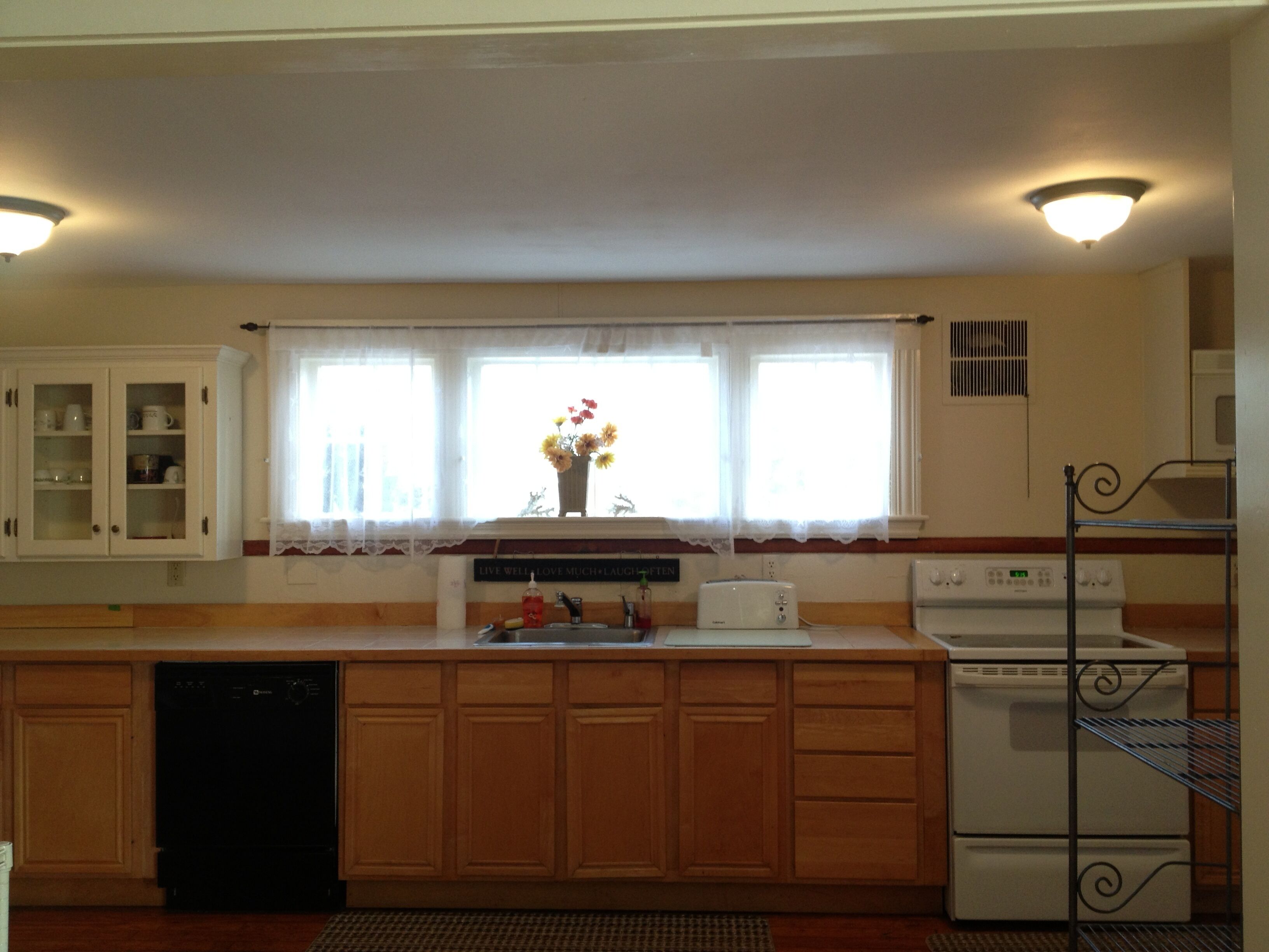 Pet Friendly, 4 BR House. Centrally located, Heated Pool,1mile to Ocean, Sleep10