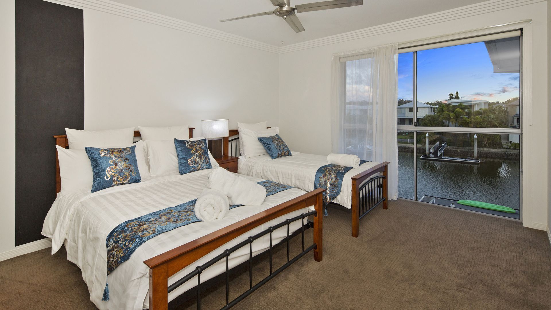 Luxury waterfront house close to Theme Parks and shops