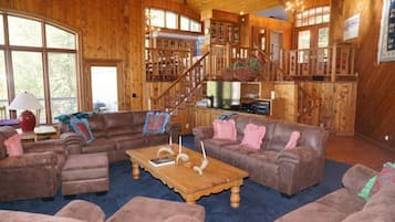 Una televisión, una chimenea, un reproductor estéreo