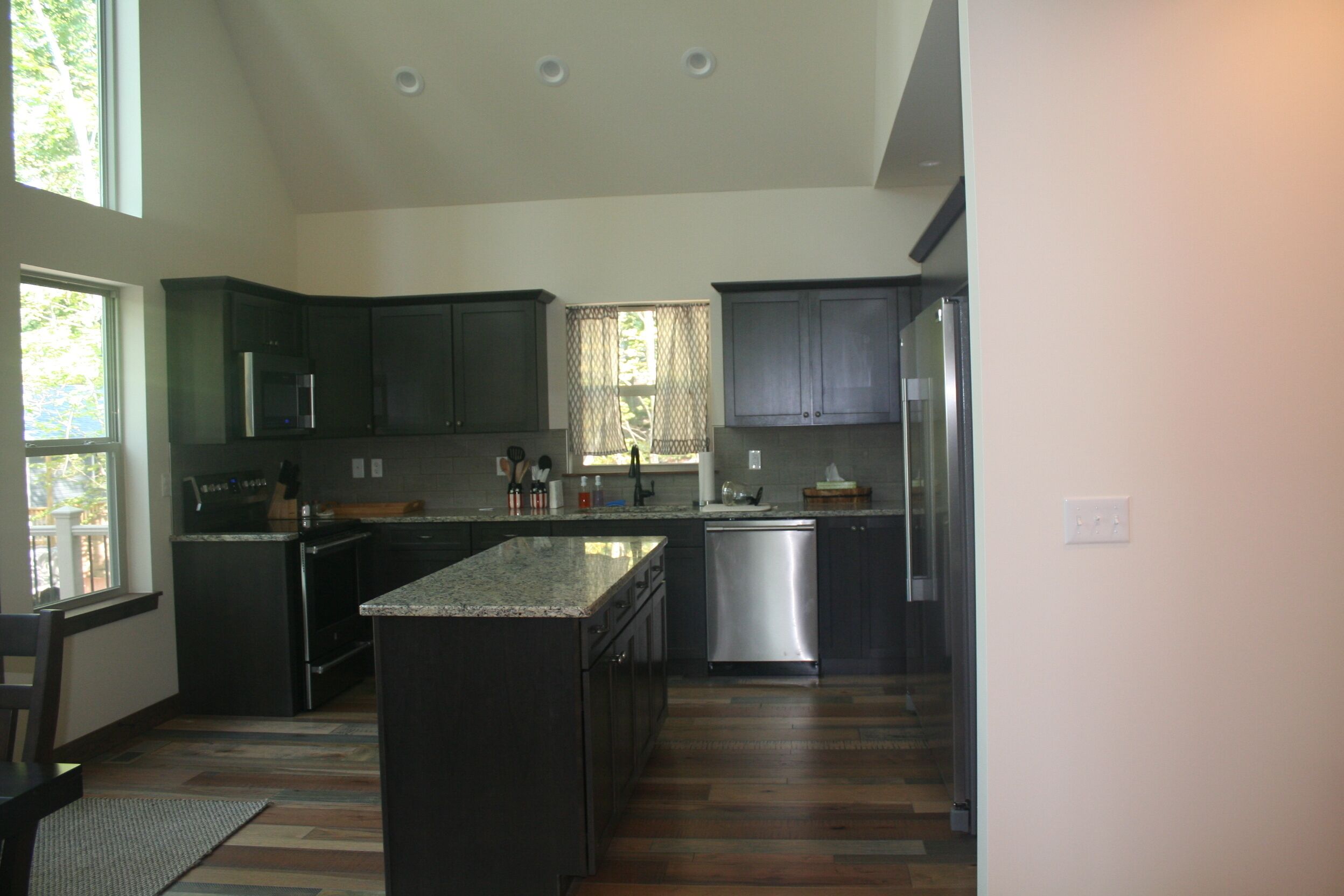  Walk to the Ski-Slope, Pool and Lodge Spectacular 5 Bedroom 3 Bath Contemp 